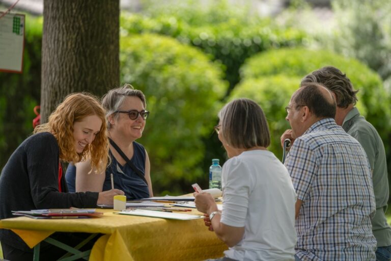 Das Projektteam im Gespräch mit Personen aus der Zielgruppe; Foto: Thomas Werchota