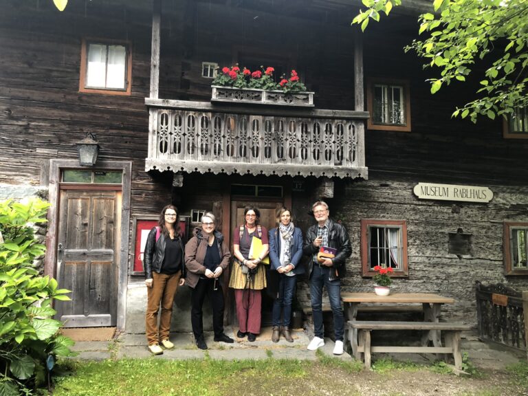 Das Projektteam vor dem Rablhaus.
