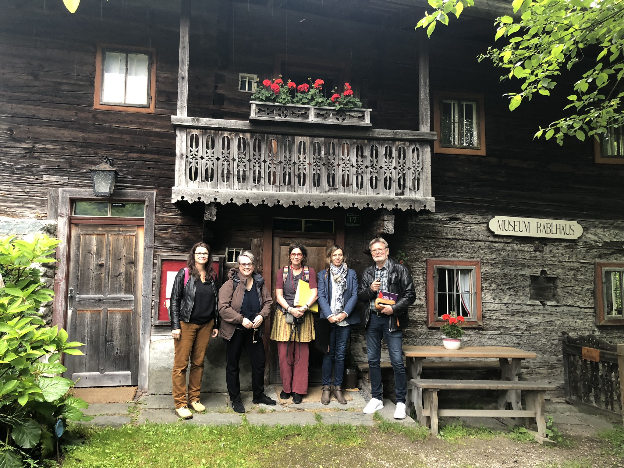 Das Projektteam vor dem Rablhaus.