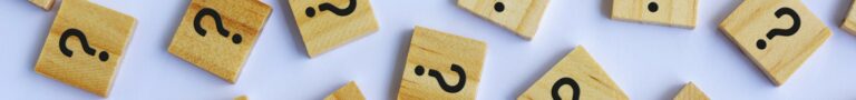 Holzbausteine mit Fragezeichen