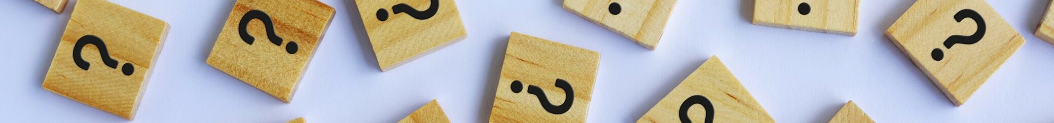 Holzbausteine mit Fragezeichen
