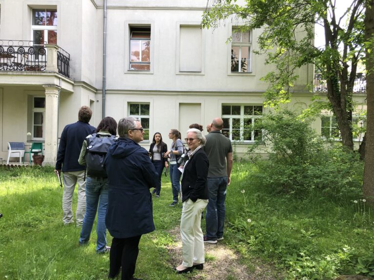 Die Projektpartner:innen besichtigen gemeinsam das Gebäude und Gelände.